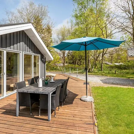 37 Holiday home Give